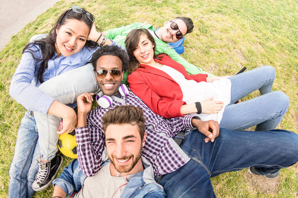 Wielorasowe przyjaciele biorąc selfie piknik łąka - przyjaźń szczęśliwy zabawa koncepcja z młodym ludziom rozwiązać zabawy razem poza na wiosnę lato - neutralny filtr po południu - Zdjęcie, obraz