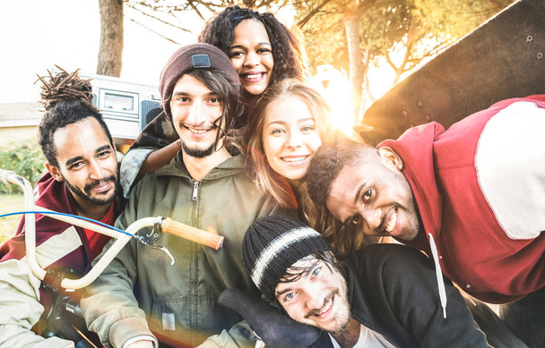 Multiraciale beste vrienden nemen selfie op bmx skate park wedstrijd - gelukkige jeugd en vriendschap concept met millenial jongeren plezier samen op het gebied van de stedelijke stad - lichte warme zon filter - Foto, afbeelding