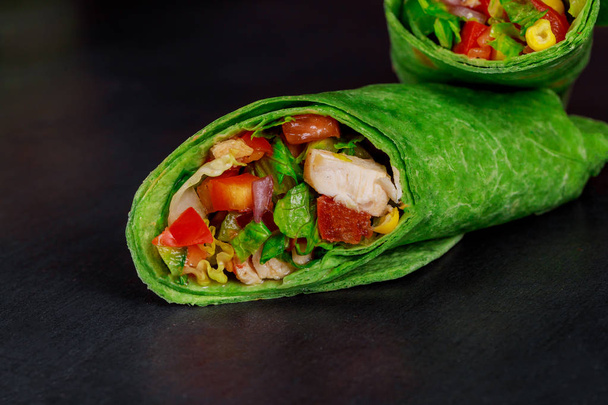 Zdravý oběd svačina. Zásobník mexický pouliční jídlo burrito zabalí čerstvé zeleniny, světle šedé pozadí kopie prostor - Fotografie, Obrázek