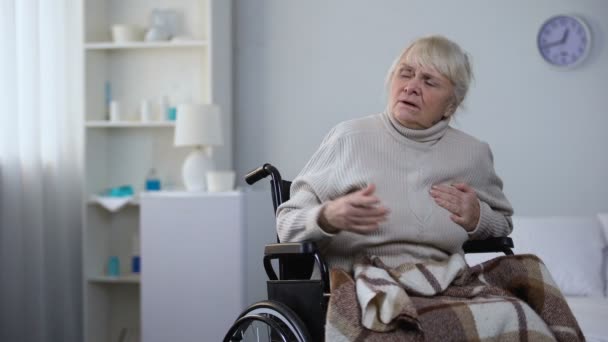 Old lady in wheelchair feeling heart pain, asking nurse for pills, hospital care - Filmmaterial, Video