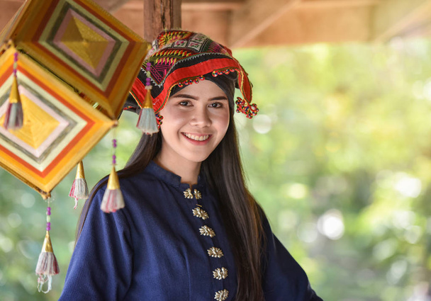 Азия женщина тайский стиль платье племя Тай Дам / Портрет красивой молодой девушки улыбается Таиланд традиционный костюм носить с ткань ткань на голове
  - Фото, изображение
