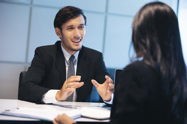 Mensen uit het bedrijfsleven bespreken van documenten voor job interview concept - Foto, afbeelding
