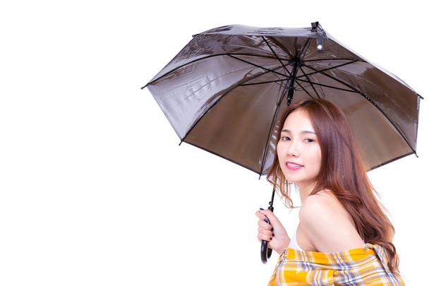 かなりアジアの女性の肖像画。魅力的な美しいセクシーな女性は梅雨で傘を保持しています。素敵な肌と美しい顔、美しい若い女性を魅力的な。笑顔で幸せを感じているアジア女性 - 写真・画像