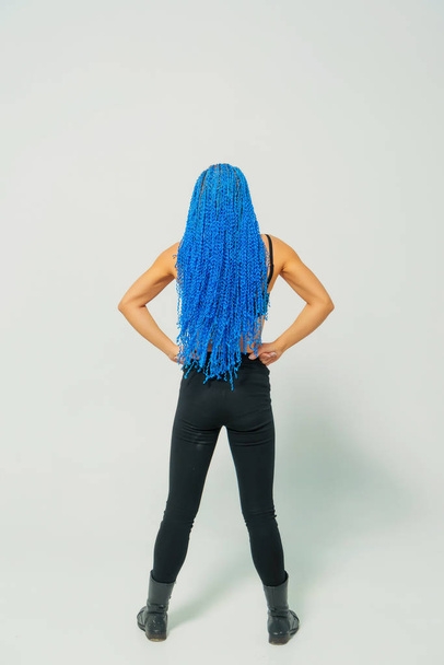 青の長い紫紫のおさげ髪。製織の技術を三つ編み。理髪サービス。Afrokosichki 織りアフリカお下げ。髪型。白い背景の上に立っている女の子. - 写真・画像