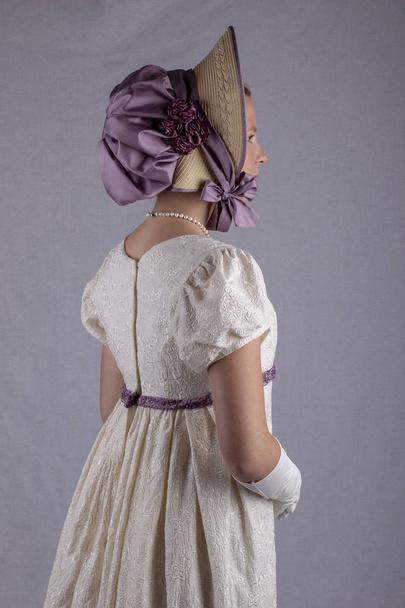 クリーム刺繍ドレスのリージェンシー女 - 写真・画像