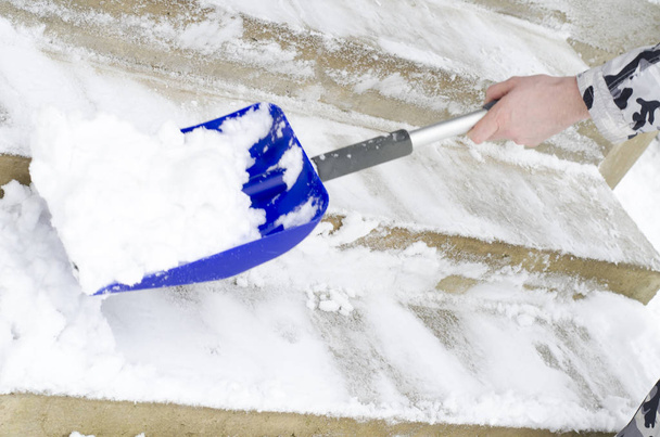 Прибирання снігу. Очищення в зимовий час за допомогою лопати. Студія Фото
 - Фото, зображення