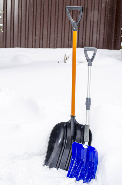 Синяя снежная лопата зимой. Студия фото
 - Фото, изображение