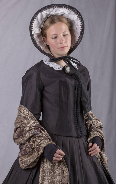 Mujer victoriana en conjunto negro
 - Foto, imagen