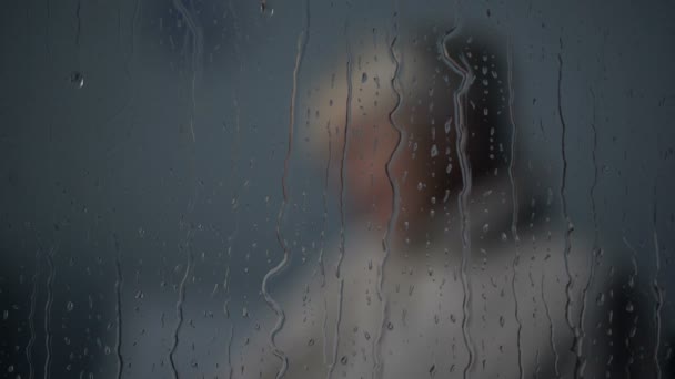 Pracownika medycznego krycia starych Śpiącą kobietę z kocem na deszczowy wieczór, opieki - Materiał filmowy, wideo