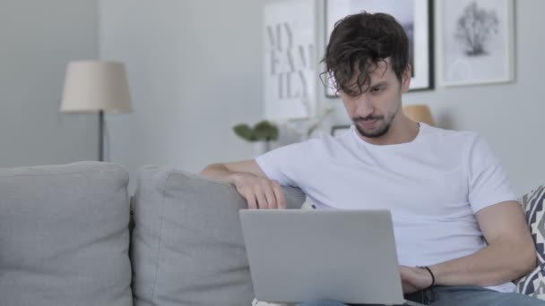 Online Video Chat na notebooku relaxační mladý muž - Záběry, video