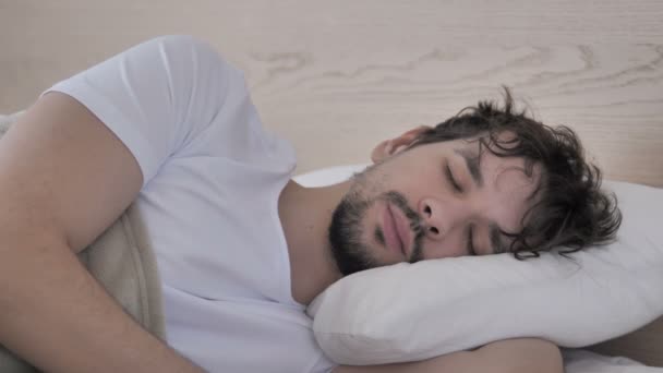 Ανήσυχος άνθρωπος έχοντας πονοκέφαλος κοισμένος πλευρά στο κρεβάτι - Πλάνα, βίντεο