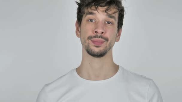 Portret van Casual jongeman weergegeven: middelvinger, witte achtergrond - Video
