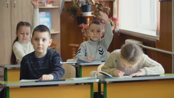 As crianças levantam as mãos
 - Filmagem, Vídeo