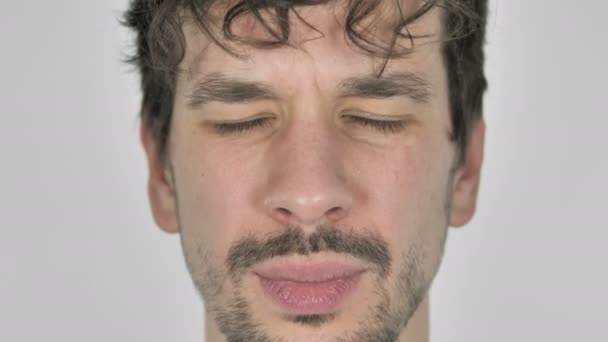 Zbliżenie na twarz człowieka gestykulacji bóle głowy, stres - Materiał filmowy, wideo