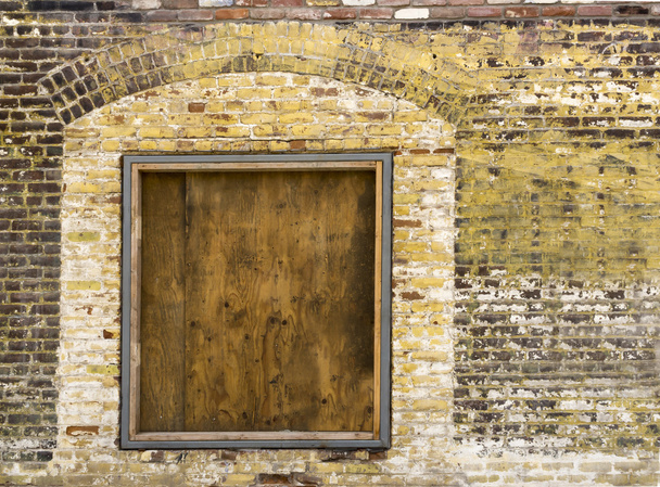 Vecchio muro di mattoni con finestra sbarrata 2
 - Foto, immagini