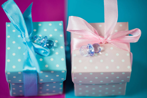 mavi ve pembe arka plan üzerinde küçük hediyeler - Fotoğraf, Görsel