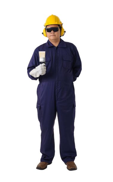 Portret całego ciała pracownika w kombinezon mechanika trzyma pędzel z kask, nauszniki, rękawice ochronne i okulary ochronne na białym tle na białym tle obrzynek ścieżka - Zdjęcie, obraz
