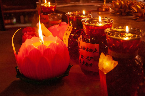 Канделі полегшені в китайському храмі - Фото, зображення