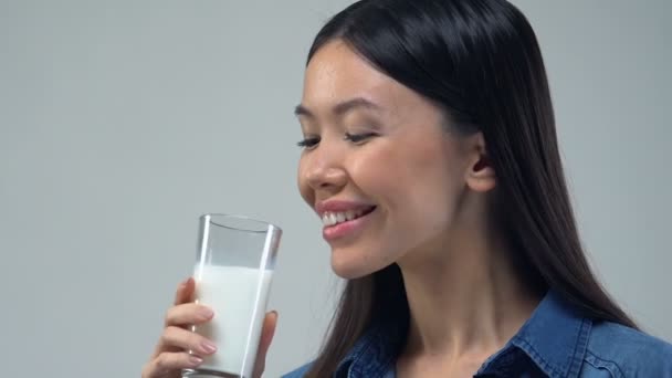 Bella donna asiatica bere bicchiere di latte, dieta sana, nutrienti essenziali
 - Filmati, video