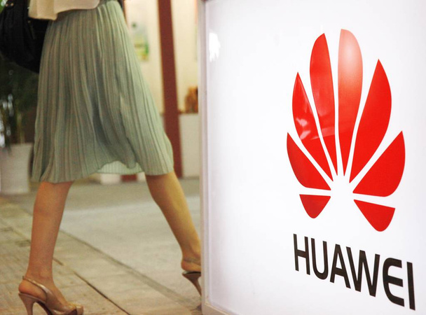 A visitor walks past the stand of Huawei during an international software exhibition in Nanjing, east Chinas Jiangsu province, 5 September 2011 - Foto, Bild