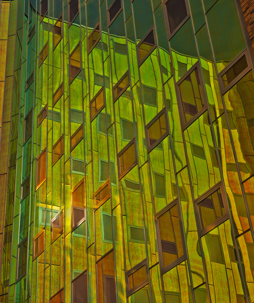 Офисное здание с зелеными желтыми рефлексами в окнах
 - Фото, изображение