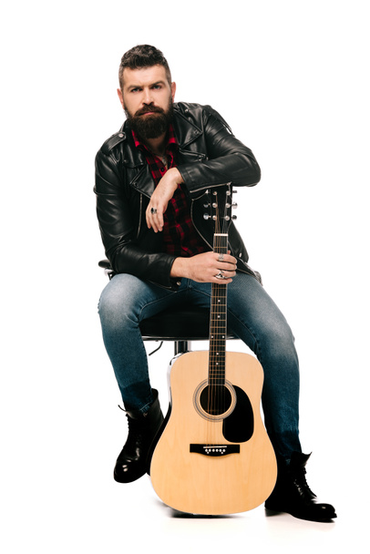 komea mies muusikko musta nahka takki poseeraa akustinen kitara, eristetty valkoinen
 - Valokuva, kuva