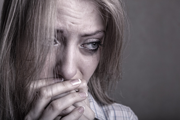 Mujer llorando joven
 - Foto, imagen