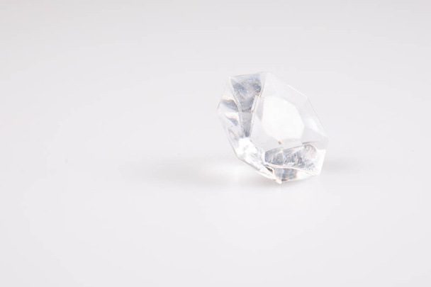 白い背景の下で華麗なダイヤモンド結晶 - 写真・画像