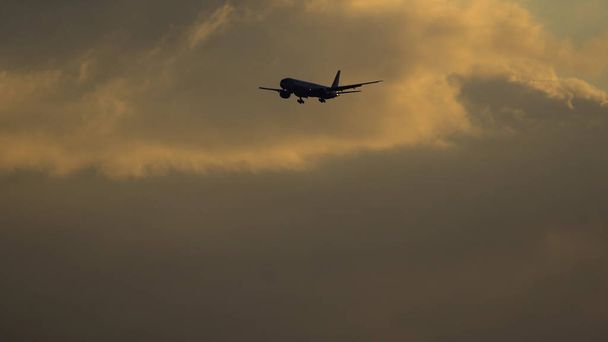 Boeing 777 de las aerolíneas Federal Express Fedex acercándose al aeropuerto
 - Foto, imagen