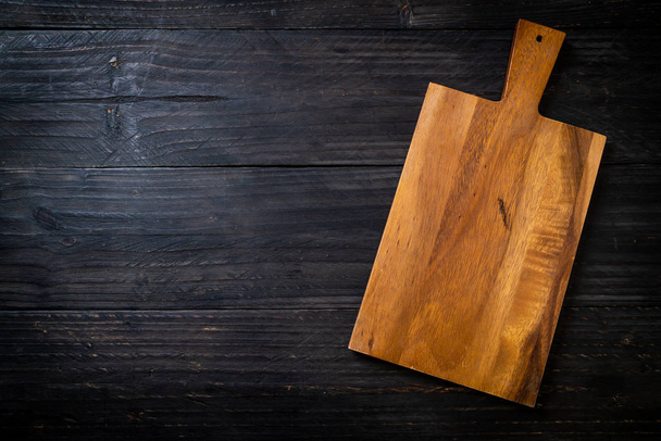 empty cutting wooden board with kitchen cloth on wood background - Фото, зображення