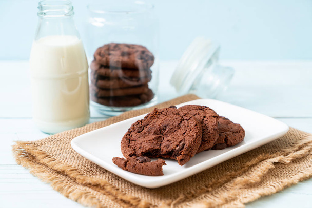 chocolate cookies with chocolate chips on wood background - Zdjęcie, obraz