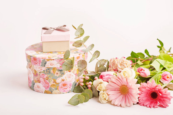 подарочная коробка с цветами на белом фоне ко Дню Святого Валентина или Дню матери
 - Фото, изображение