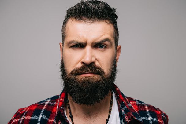 стильний бородатий чоловік у картатій сорочці мислення ізольовано на сірому
 - Фото, зображення