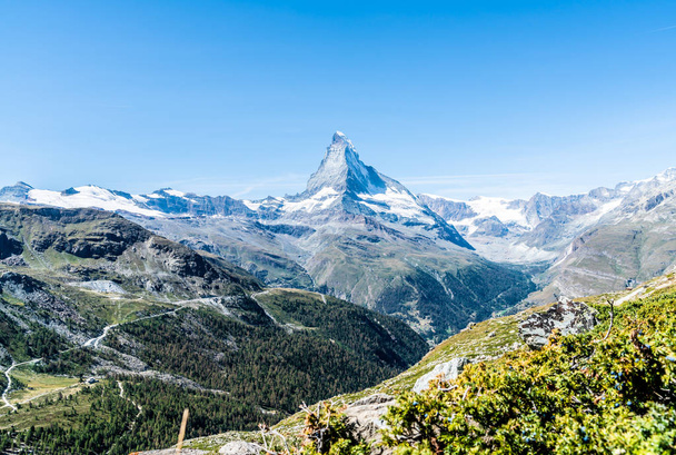 Beautiful mountain landscape with views of the Matterhorn peak in Zermatt, Switzerland. - Fotoğraf, Görsel