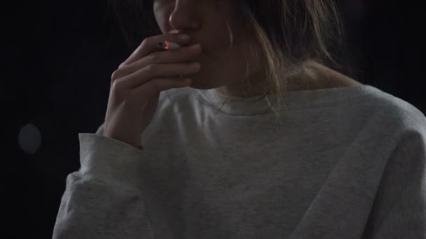 Nieszczęśliwy kobieta palenia papierosów na deszczowy dzień, uzależnienia od nikotyny, nałóg - Materiał filmowy, wideo