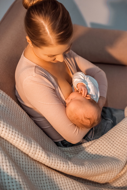 夜若い母親母乳、赤ちゃんのハイアングル - 写真・画像