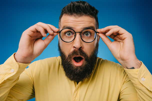 hombre barbudo sorprendido en gafas aisladas en azul
 - Foto, Imagen