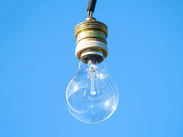 Lámpara vieja sobre fondo azul cielo
  - Foto, imagen