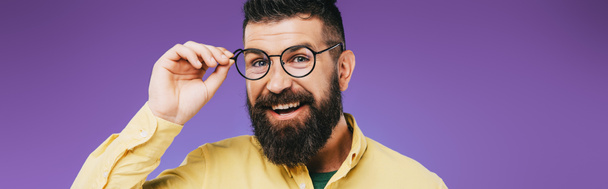 happy bearded man in eyeglasses isolated on purple - Foto, Bild