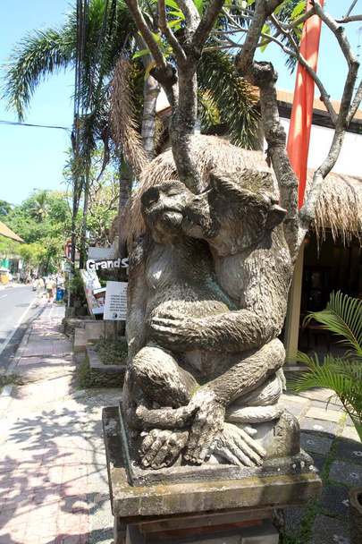 Hatalmas kő szobrok a bejáratnál, hogy a tartalék "Monkey Forest" Ubud, Bali, Indonézia - Fotó, kép