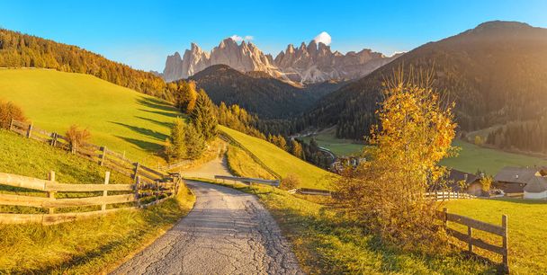 Malowniczy krajobraz doliny Funes jesienią w wiosce Santa Magdalena z Odle pasmo górskie na tle. Podróż w Dolomity włoskie koncepcja - Zdjęcie, obraz