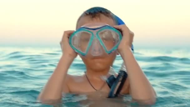 Jongen zetten duikbril en snorkel. Kind voorbereiden duiken in zee - Video
