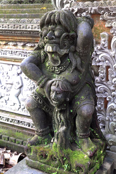 das heilige balinesische Naturreservat - der Affenwald in Ubud (Indonesien) - ist berühmt für seinen heiligen hinduistischen Tempel - den Affentempel oder den Tempel der Toten mit zahlreichen Steinstatuen. - Foto, Bild