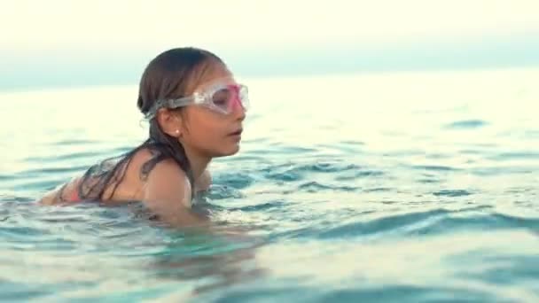 Дівчина в масці для дайвінгу плаває під водою в морі. Уроки плавання
 - Кадри, відео