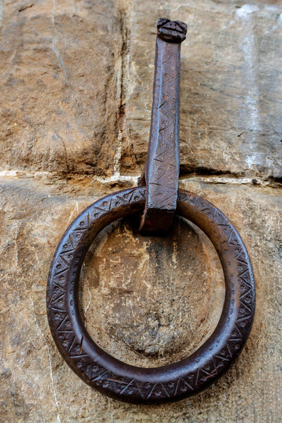Starożytne kutego żelaza pierścień do wiązania się z liny, zwierzęta, konie, muły lub bydła. Florencja, Toskania, Włochy, Europa - Zdjęcie, obraz