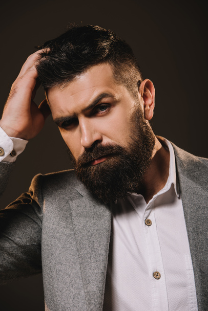 guapo elegante barba hombre de negocios aislado en marrón
 - Foto, imagen