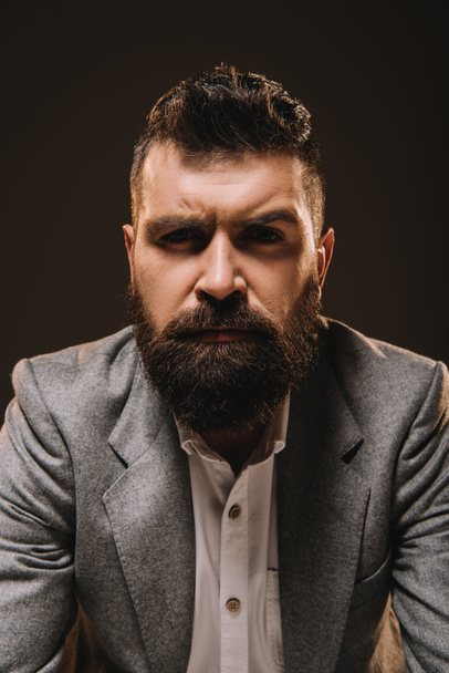 guapo barba hombre de negocios en formal desgaste aislado en marrón
 - Foto, Imagen