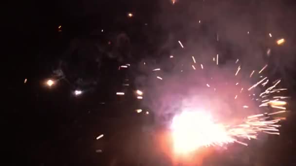 Firecracker aceso na temporada de festival de Diwali. Um sparkler queimando no fundo preto com iluminação chama vermelha real na escuridão
. - Filmagem, Vídeo