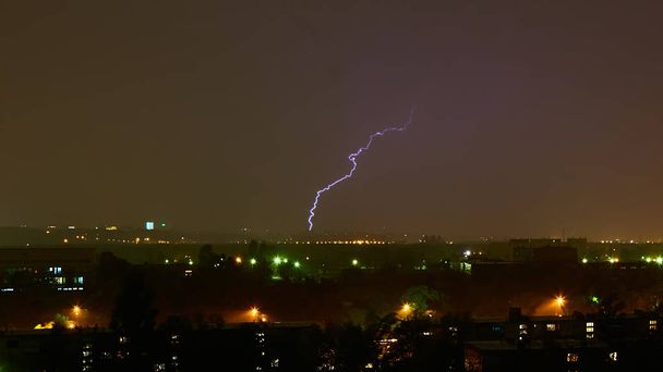 Blitzeinschlag in der Stadt Kyiw. Sturm draußen. Gewitter mit Blitz in der Stadt. Moment Blitz - Foto, Bild
