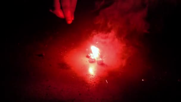 Ανάβοντας επάνω μια βόμβα κεράσι με ένα ΑΣΤΡΑΚΙ. Πυροτέχνημα αναμμένα στο Φεστιβάλ του Diwali. Επιλεκτική εστίαση σχετικά με βεγγαλικά ή κροτίδες. Ευτυχισμένο Diwali έννοια - Πλάνα, βίντεο